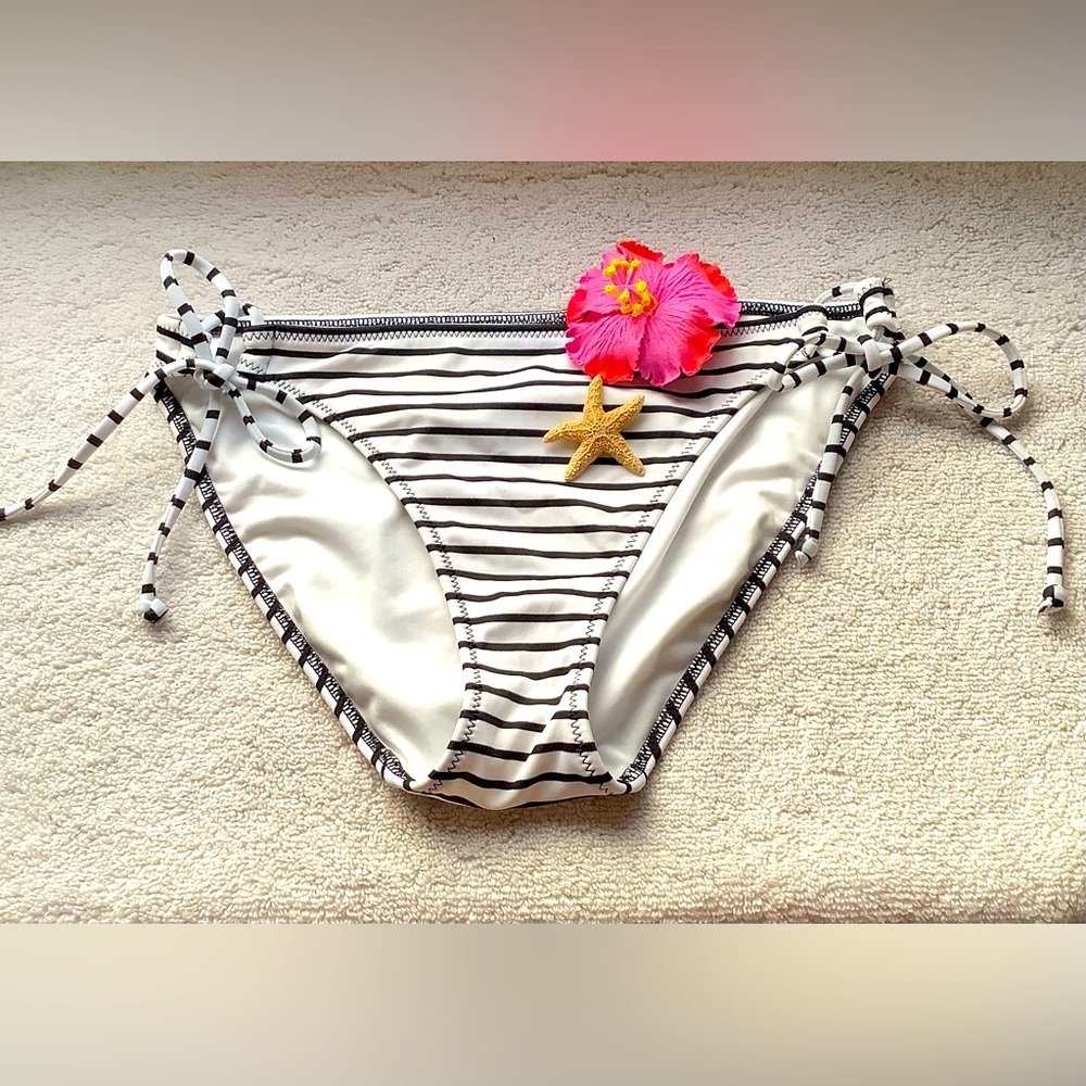 🌺New Bow Bikini bottom with stripes by Victoria’s Secret